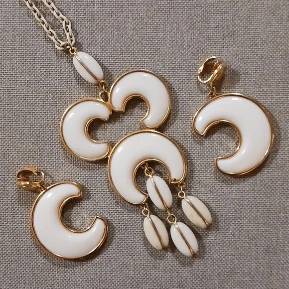 Women's Vintage Matching Necklace & Earring set. - Picture 2 of 4